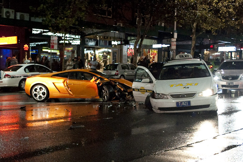 Улицы Сиднея Car-crash-lamborghini-gallardo-in-sydney-2