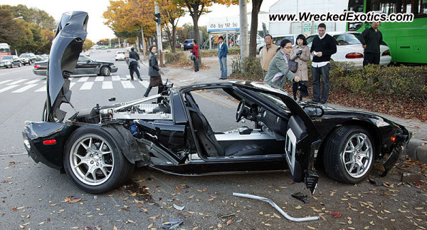 car_crash_2005_ford_gt_wrecked_in_seoul_korea_002.jpg