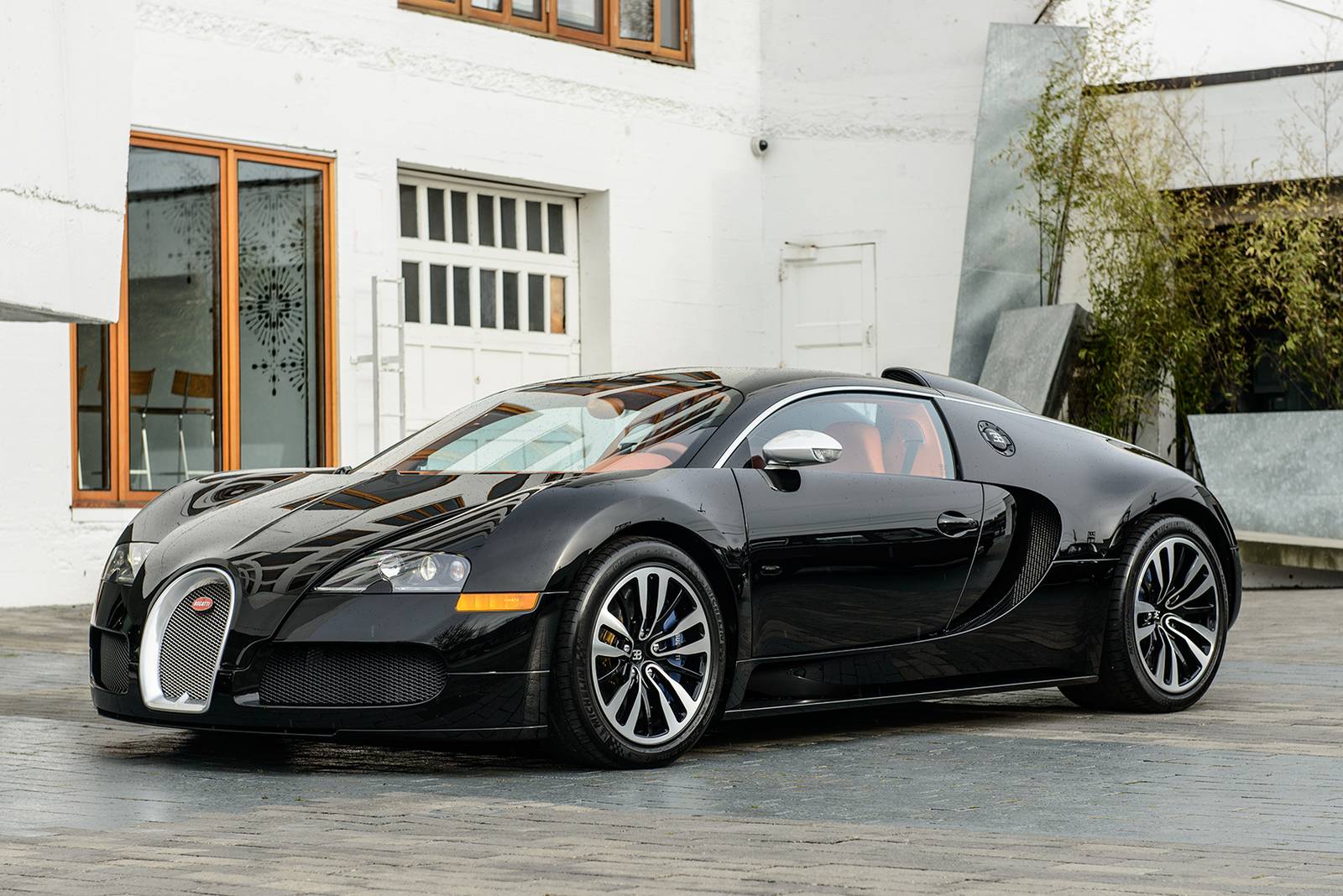 Суперкар Bugatti Veyron Sang Noir