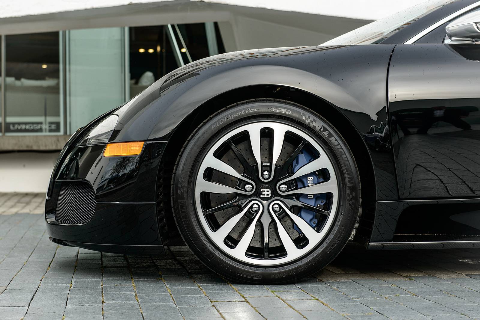 Суперкар Bugatti Veyron Sang Noir