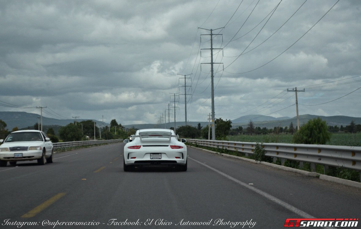Фото | Porsche 911 на дороге в Мексике