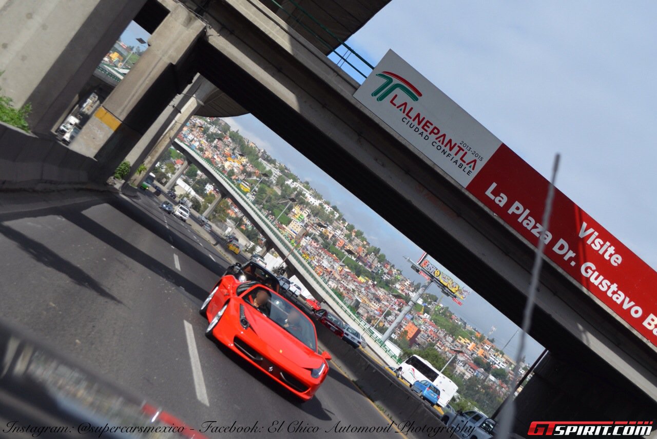 Красная Ferrari 458