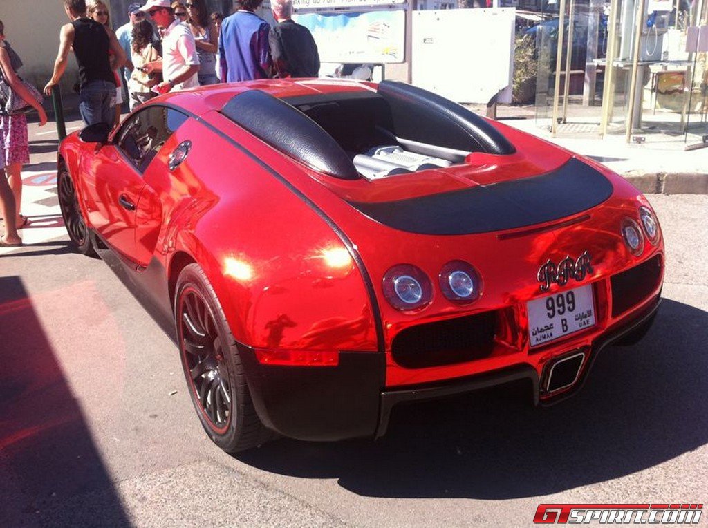 spotted_bugatti_veyron_red_chrome_wrap_in_st_tropez_003.jpg