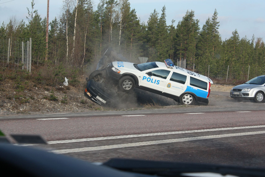 swedish_police_flips_upside_down_003.jpg