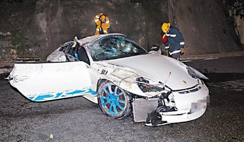 The owner of the 996 GT3 RS managed to crash so violently that the roll cage