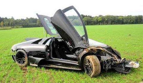 This time it is a Lamborghini LP6704SV that got involved in a heavy crash 