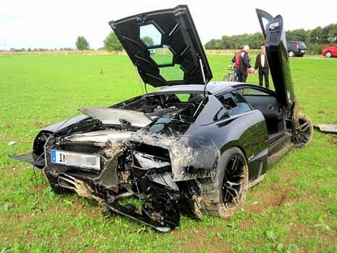This time it is a Lamborghini LP6704SV that got involved in a heavy crash
