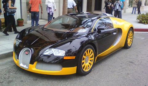 Tonight we received this photo of a yellow with black Bugatti Veyron