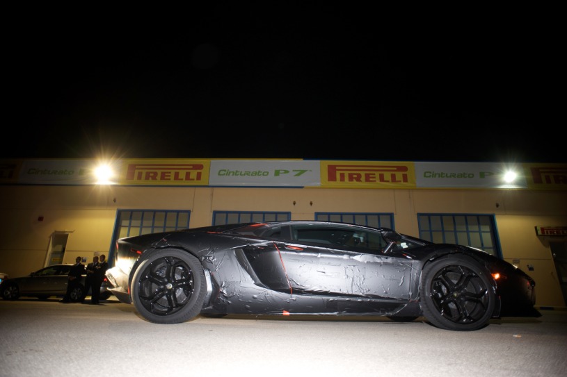  live spyshots of the Aventador LP7004 were made in front of a workshop