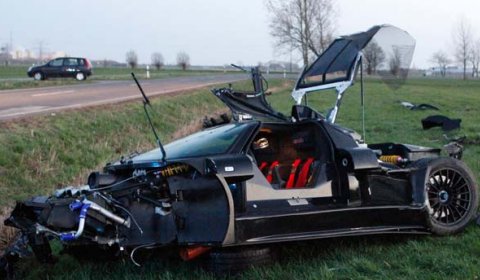 Car Crash 20yearold Driver Destroys Gumpert Apollo