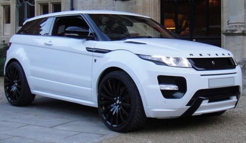 The white threedoors 22 SD4 Evoque received a red black interior with all 