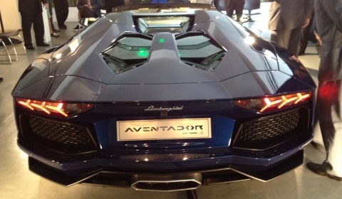 Lamborghini on Private Release 2013 Lamborghini Aventador Roadster Shows Roof