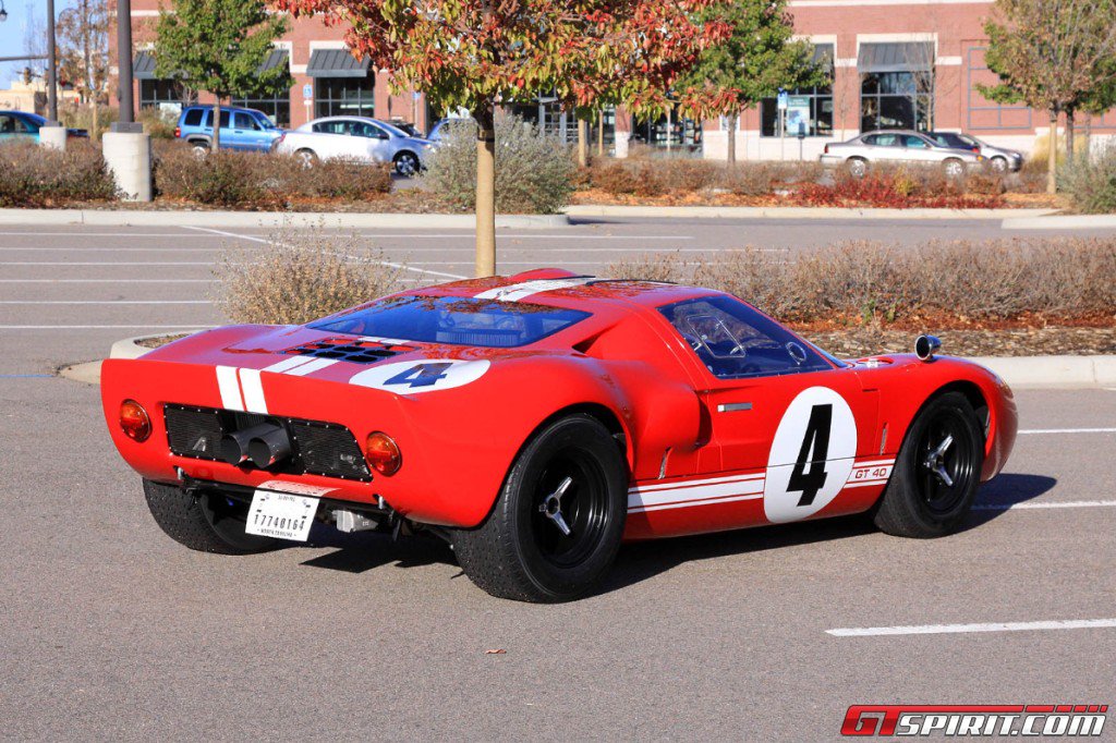 Gulf Ford GT vs Ford GT40